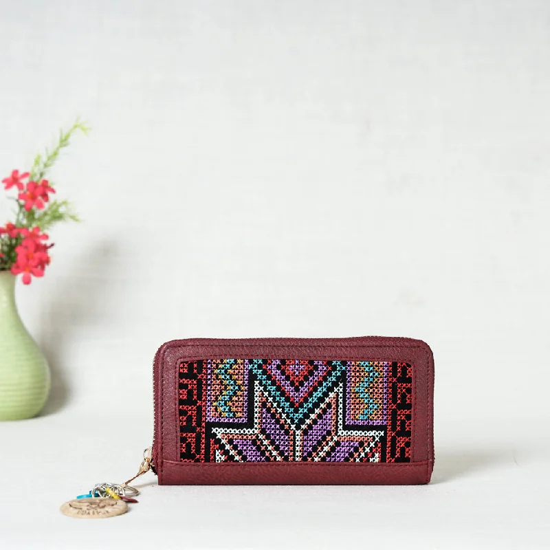 Anti-Theft And Budget-Friendly Bags Handcrafted Embroidered Clutch Wallet with Keychain Anti-Theft And Budget-Friendly Bags Handcrafted Embroidered Clutch Wallet with Keychain